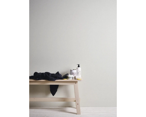 Szene mit einer Holzbank, Handtuch, Seife und Lotion