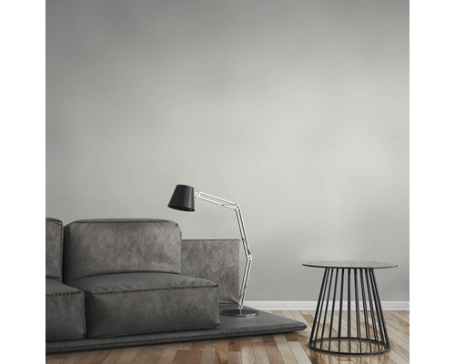 Wohnzimmer mit Sofa, Stehlampe und Beistelltisch