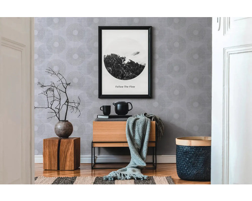 Dekoratives Interieur mit Kommode, Bild und gemusterter Tapete