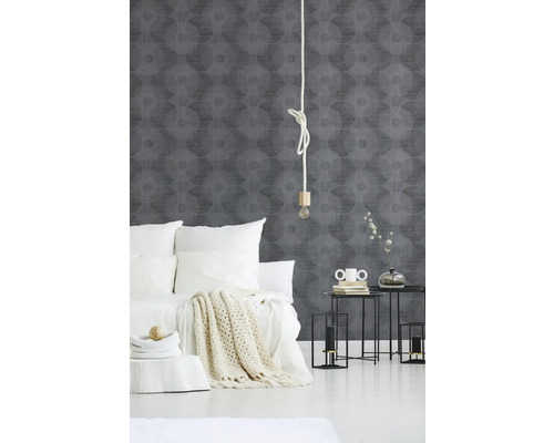 Schlafzimmer mit Bett, Nachttischen und Tapete mit Kreisdesign