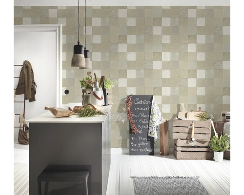 Moderne Küche mit Kücheninsel, Kreidetafel, Holzkisten und Wandtapete im Fliesenmuster für eine helle und organisierte Atmosphäre.