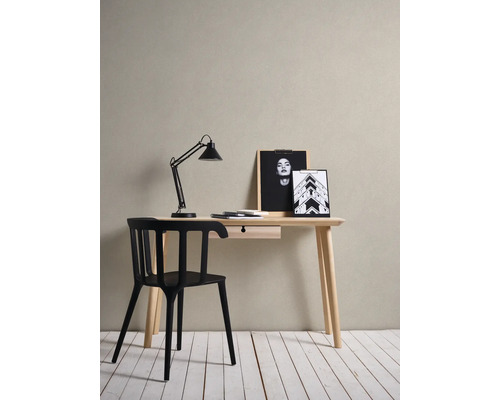 Schreibtisch mit Schreibtischlampe, Stuhl und dekorativen Elementen