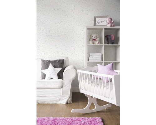 Einrichtung eines hellen Kinderzimmers mit Sofa, Regal und Wiege