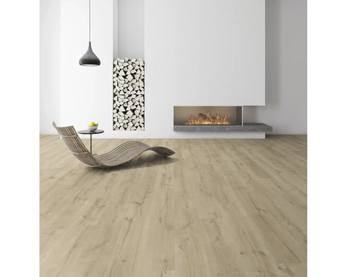 Heller Raum mit Laminatboden, Kamin und Holzlager
