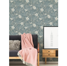 Wohnraum mit floral gemusterter Tapete, Sofa, Decke und Beistelltisch mit London-Motiv