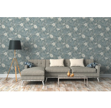 Wohnzimmer mit blumiger Mustertapete, Sofa und Stehlampe