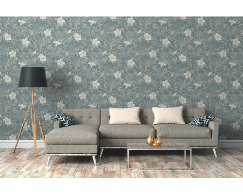 Wohnzimmer mit blumiger Mustertapete, Sofa und Stehlampe