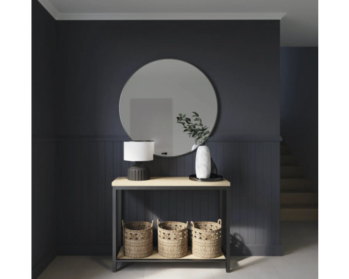 Eingangsbereich mit Konsolentisch, rundem Spiegel, Lampe und Körben