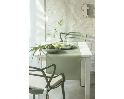 Heller Essbereich mit Tisch, Stühlen, Tischläufer und Gemüse