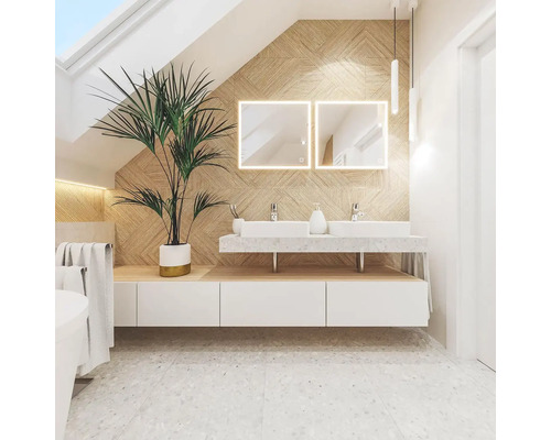 Modernes Badezimmer mit Doppelwaschtisch, beleuchteten Spiegeln und Zimmerpflanze