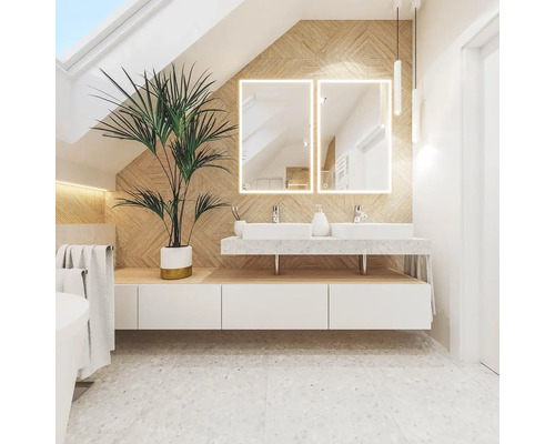 Helles Badezimmer mit Doppelwaschtisch, beleuchteten Spiegeln und Zimmerpflanze für eine freundliche Atmosphäre.