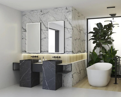 Modernes Badezimmer mit Doppelwaschtisch, Marmorwand, beleuchteten Spiegeln und freistehender Badewanne