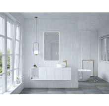 Helles Badezimmer mit Waschbecken, Spiegel, Badewanne und Fenster für ein modernes Ambiente.