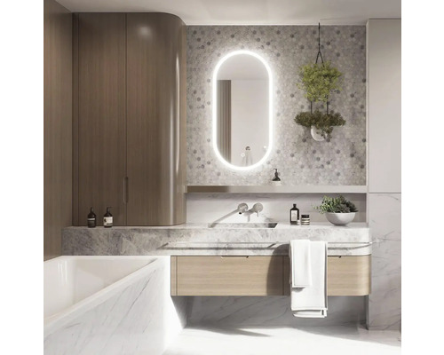 Modernes Badezimmer mit Waschtisch, Spiegel mit Beleuchtung, Armatur und Ablagefläche