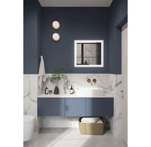 Modernes Badezimmer mit Waschtisch, Spiegel mit Beleuchtung, Toilette und Dekoration
