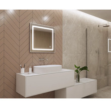 Badezimmer mit beleuchtetem Spiegel und Waschtisch