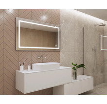 Modernes Badezimmer mit beleuchtetem Spiegel, Waschtisch und Dusche