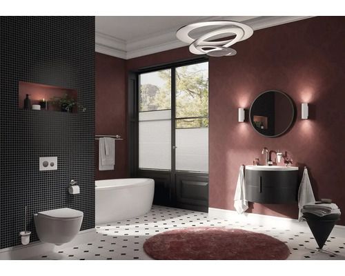 Modernes Badezimmer mit freistehender Badewanne, Waschtisch, Spiegelschrank, Toilette und schwarzen Mosaikfliesen