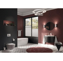 Modernes Badezimmer mit Toilette, Badewanne, Waschtisch, Spiegel und Beleuchtung