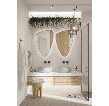 Modernes Badezimmer mit Doppelwaschbecken, Spiegeln, Holzunterschrank und dekorativer Beleuchtung