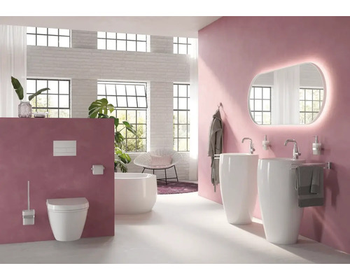 Modernes Badezimmer mit Toilette, Badewanne, Waschbecken und Spiegel