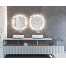 Badezimmer mit zwei Waschbecken, beleuchteten Spiegeln und modernem Design