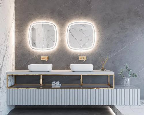 Badezimmer mit zwei Waschbecken, beleuchteten Spiegeln und modernem Design