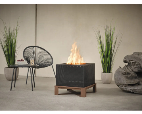 Dekorative Gartenszene mit Feuerstelle, Stuhl und Tisch für den Aussenbereich.