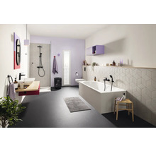 Modernes Badezimmer mit Badewanne, Dusche und Waschtisch