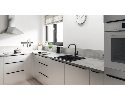 Moderne Küche mit Spüle, Armatur, Kochfeld, Dunstabzugshaube und Küchenutensilien.