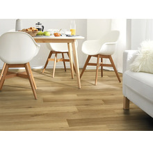 Helles Esszimmer mit Holzboden, Tisch und Stühlen