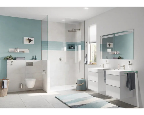 Modernes Badezimmer mit Dusche, Waschtischen und Toilette.