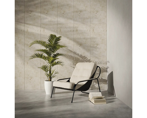 Dekoratives Interieur mit Sessel, Zimmerpflanze und Fliesenwand