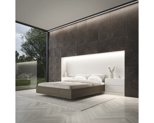 Modernes Schlafzimmer mit Doppelbett, Nachttischen und indirekter Beleuchtung