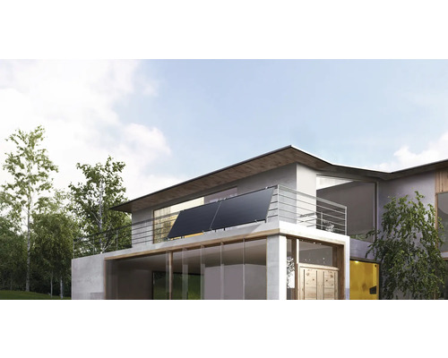 Modernes Haus mit auf dem Balkon montierten Solarmodulen zur Energiegewinnung.