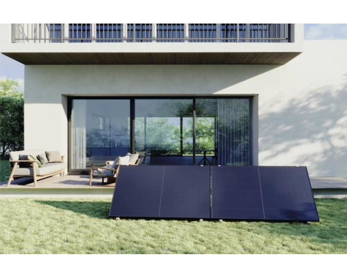 Aufnahme von Solarmodulen auf einer Rasenfläche vor einem Haus