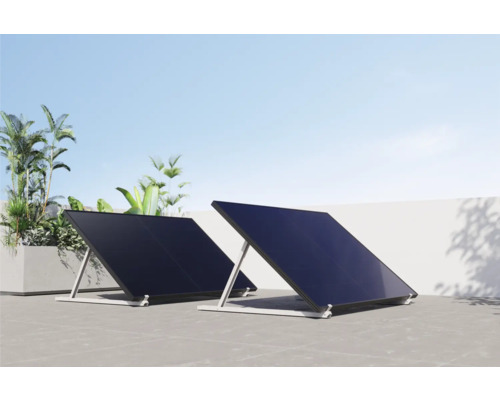Zwei Solarmodule auf einem Dach mit Pflanzen