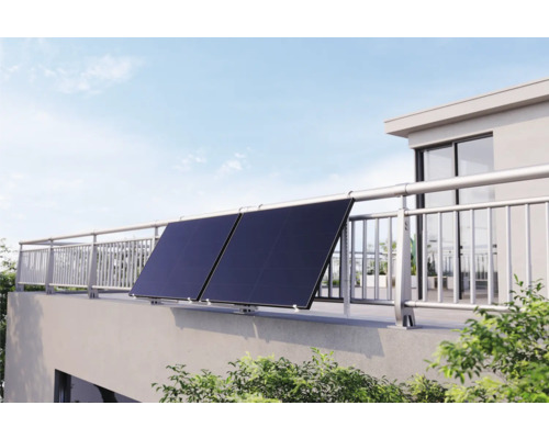 Zwei Solarmodule zur Warmwasserbereitung sind an einem Balkongeländer montiert.