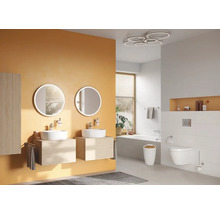 Badezimmer mit Doppelwaschtisch, runden Spiegeln mit Beleuchtung, Badewanne und Toilette