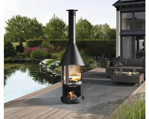 Gartenszene mit Grillkamin, Sitzgruppe und Teich