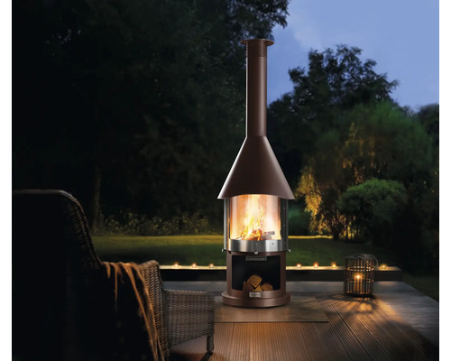 Gartenambiente mit Terrassenofen, Kerzen und Sitzgelegenheit für gemütliche Stunden im Freien