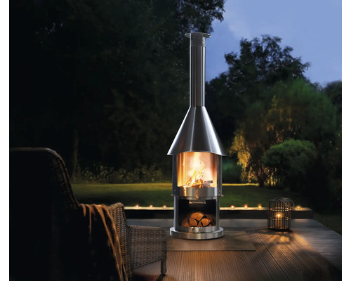 Edelstahlofen mit Holz auf einer Terrasse im Garten