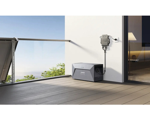 Anker Solix Balkonkraftwerk auf einem Balkon mit Steckdose