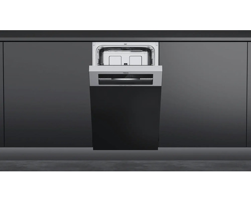 Eingebaute Spülmaschine mit offener Tür unter einem Küchenschrank.