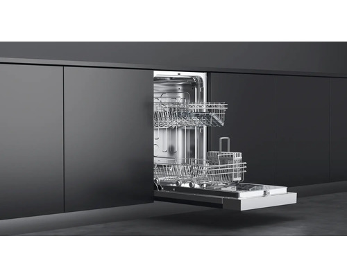 Offener Geschirrspüler mit Geschirrkörben unter einer Küchentheke