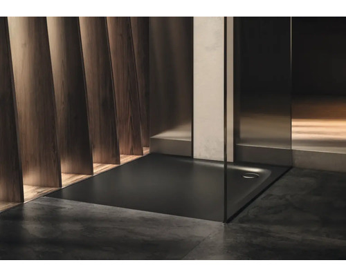 Schwarze Duschwanne im modernen Badezimmer mit Holzwand und Glasduschwand