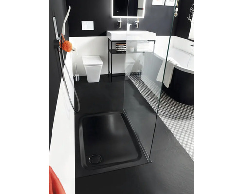 Modernes Badezimmer mit schwarzer Duschwanne, Toilette, Waschbecken und Badewanne.