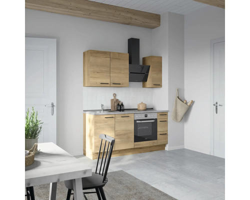 Moderne Küche mit Spüle, Herd, Dunstabzugshaube und Schränken in Holzoptik.