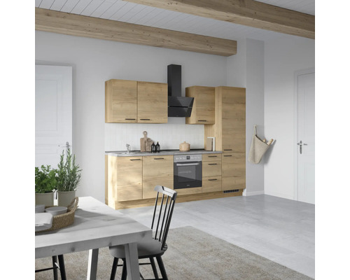 Helle Küche mit Holzoptik, Dunstabzugshaube und Esstisch
