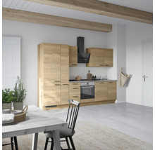 Küchenszene mit Einbauküche im Landhausstil, Dunstabzugshaube und Esstisch